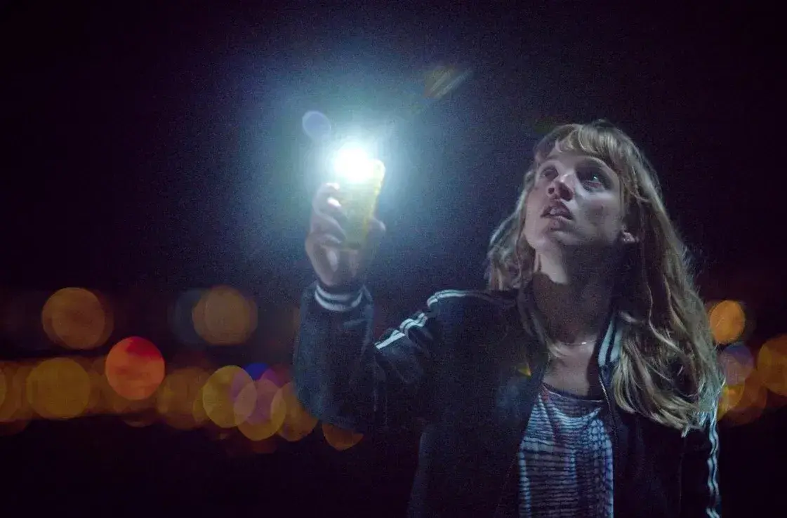 دانلود فیلم در همین حال روی زمین