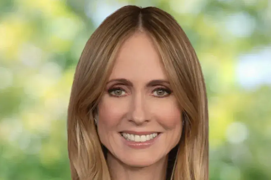 آکادمی بین‌المللی امی از دینا والدن تقدیر می‌کند