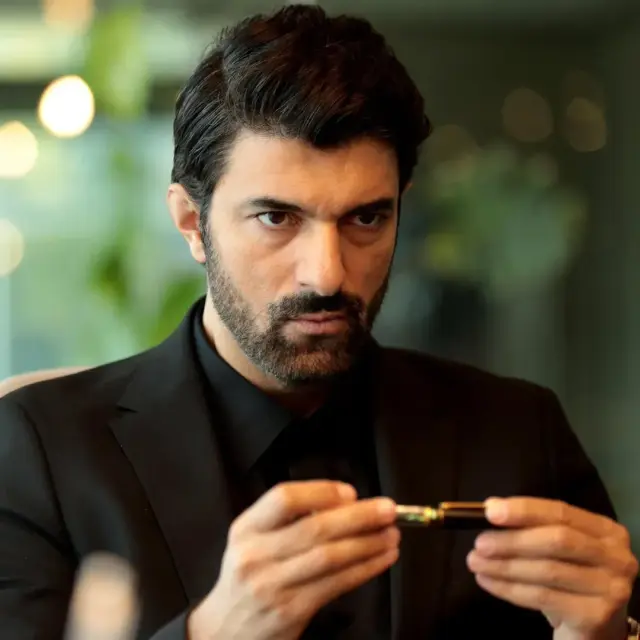 سریال اشراف (Old Money) پوستر