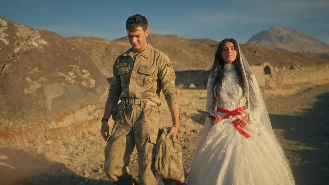 زوج جدید و رویایی سال! هلین کاندیمیر و آیتاچ شاشماز در سریال عاشقانه «تویی عشق من»